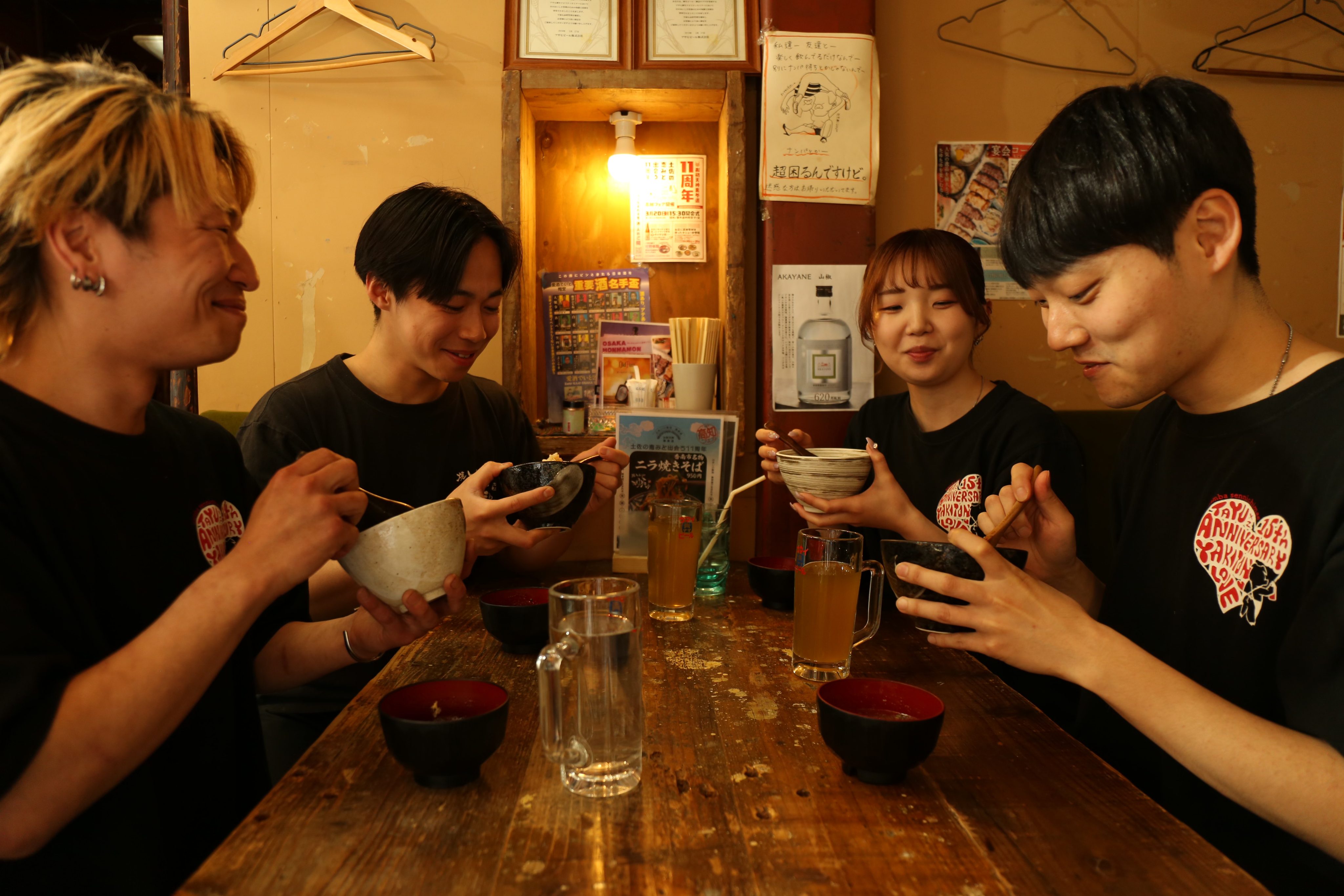 スタッフが笑顔で話す様子